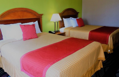 Claxton Hotel | Oak Tree Inn & Suites