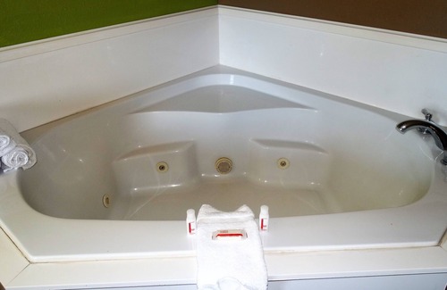 Claxton Hotel | Oak Tree Inn & Suites