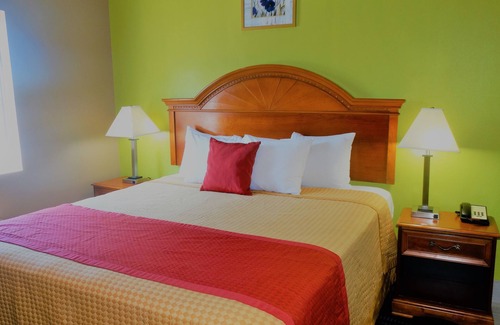 Claxton Hotel | Oak Tree Inn & Suites