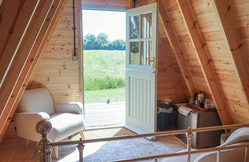 Woodbridge Cabaña | OAK TREE, romantic, character holiday cottage in Otley, Suffolk