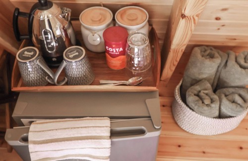 Woodbridge Cabaña | OAK TREE, romantic, character holiday cottage in Otley, Suffolk