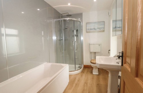 Ribchester Casa | OAK TREE VIEW, pet friendly, character holiday cottage in Ribchester