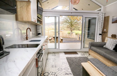 Llandrindod Wells Cabaña | OAK TREE VIEW, with hot tub in Rhayader
