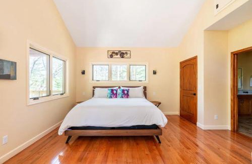 Marshall Otro | Oak Treehouse Cabin Rustic Luxury Near Asheville