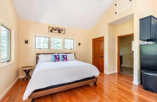 Marshall Otro | Oak Treehouse Cabin Rustic Luxury Near Asheville
