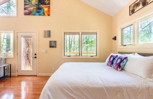 Marshall Otro | Oak Treehouse Cabin Rustic Luxury Near Asheville