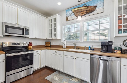 Gulfport Cabaña | Oak trees, Heated Pool/Spa oasis & walk to beach! Drive to downtown 3 min!