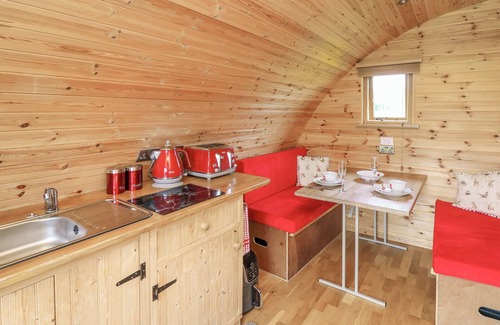 Llanddeusant Cabaña | OAK VIEW, romantic, with hot tub in Llandovery