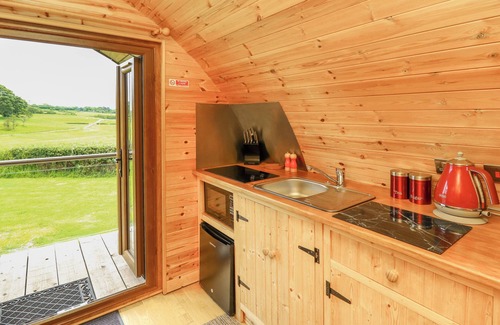 Llanddeusant Cabaña | OAK VIEW, romantic, with hot tub in Llandovery