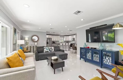 Coral Heights Casa | Oakland By The Sea 3BD/pool/BBQ/10 min to beach.