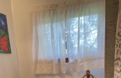 Conneaut Lakeshore Apartamento | Oakland Hideaway - Air Conditioned, WD. Book via VRBO.