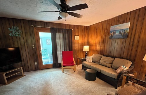 Conneaut Lakeshore Apartamento | Oakland Hideaway - Air Conditioned, WD. Book via VRBO.