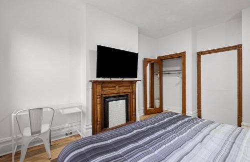 South Oakland Casa | Oakland, Pittsburgh !C Bright and Stylish Private Bedroom with Shared Bathroom