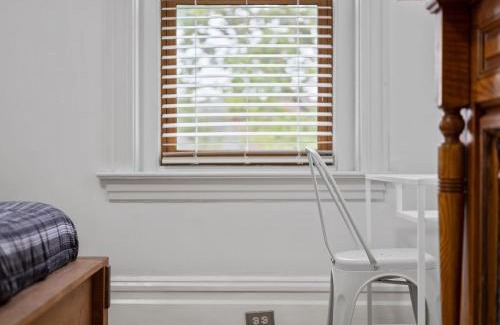 South Oakland Casa | Oakland, Pittsburgh !C Bright and Stylish Private Bedroom with Shared Bathroom