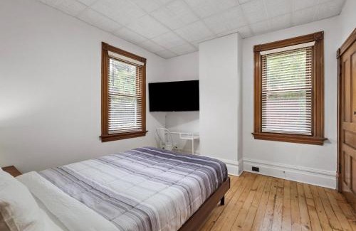 South Oakland Casa | Oakland, Pittsburgh !E Cozy and Stylish Private Bedroom with Shared Bathroom