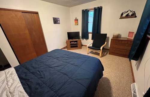 Conneaut Lakeshore Casa | Oakland Retreat - AirConditioned, WD. Book via VRBO