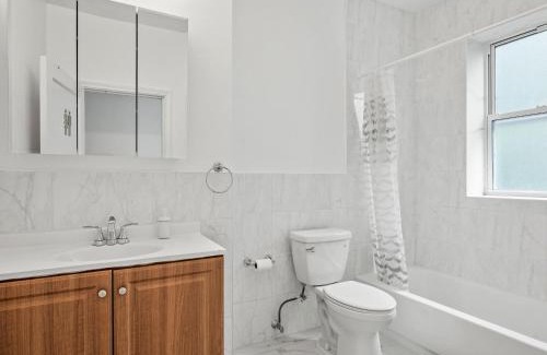 North Oakland Casa | Oakland/University @C Modern & Stylish Private Bedroom with Shared Bathroom