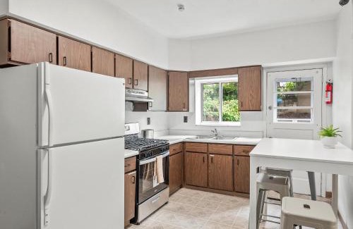 North Oakland Casa | Oakland/University @C Modern & Stylish Private Bedroom with Shared Bathroom