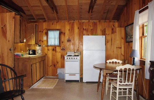 North Sebago Cabaña | Oakleaf Cottage-Private Beach-Pets Welcome - Round Table Lodge, Sebago, Maine