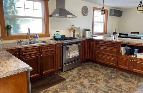 Clare Casa | Oakleaf Lake Retreat *Serene with Private Hot Tub*