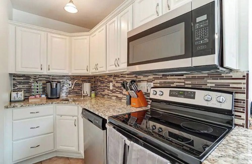 Hyde Park Casa | Oakley Square 3BR - Walkable-Sleeps 5 - Fire Pit
