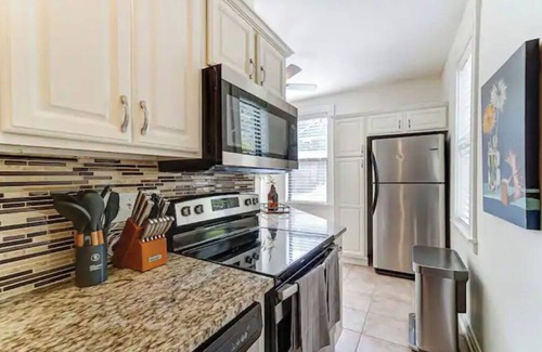 Hyde Park Casa | Oakley Square 3BR - Walkable-Sleeps 5 - Fire Pit