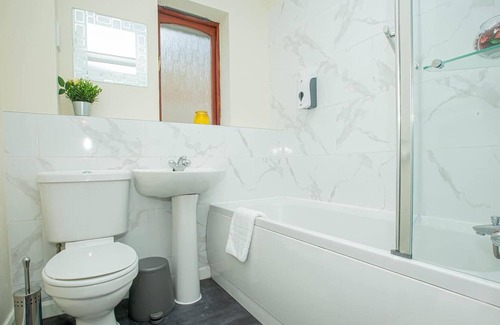 Corby Casa | Casa-Moderno-Baño Privado-Vista al Jardín-comfortable