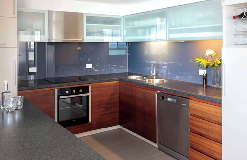 Glenelg Hotel | Oaks Glenelg Plaza Pier Suites