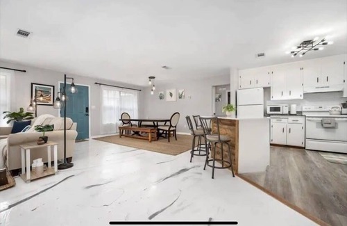 West Pensacola Casa | Oakside Retreat~35 guests-6 Units~Unique
