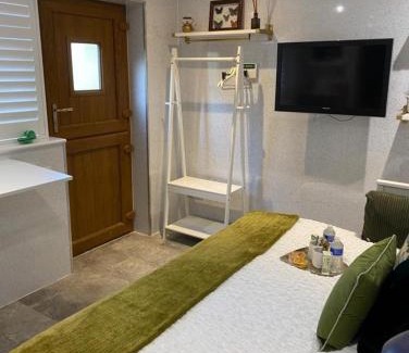 Barnehurst Casa | Oakwood Cabin Retreat in Bexleyheath