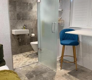 Barnehurst Casa | Oakwood Cabin Retreat in Bexleyheath