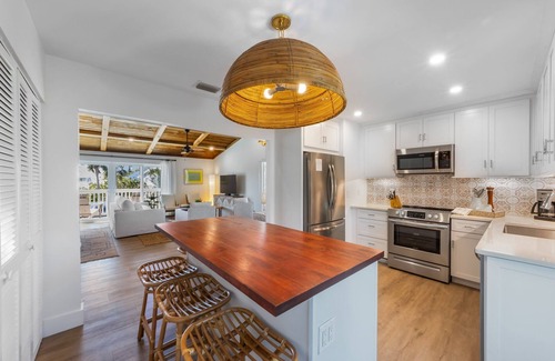 Anna Maria Casa | OASIS! 2min walk to Gulf,3 Kings/Twin Bunk,Salt Pool/Spa,Golf,6 Bikes,2 Hammocks