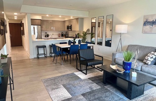 West Los Angeles Hotel | Oasis 3 BR Steps Away from Century City Mall w/ Parking & W/D