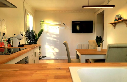 Menesplet Apartamento | Oasis, and its inflatable boat