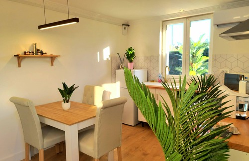 Menesplet Apartamento | Oasis, and its inflatable boat