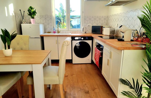 Menesplet Apartamento | Oasis, and its inflatable boat