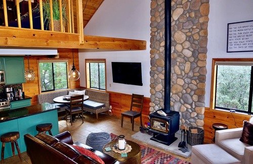 Idyllwild Cabina | Oasis at Riposo: Hot Tub, Sauna, Art Room, small dogs welcome
