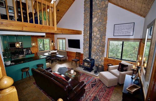Idyllwild Cabina | Oasis at Riposo: Hot Tub, Sauna, Art Room, small dogs welcome