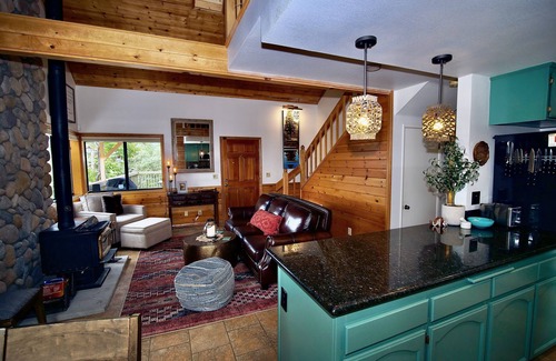 Idyllwild Cabina | Oasis at Riposo: Hot Tub, Sauna, Art Room, small dogs welcome