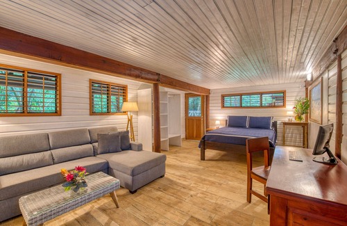 Bocas del Toro Cabina | Oasis Bluff Beach