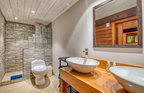 Bocas del Toro Cabina | Oasis Bluff Beach