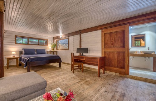 Bocas del Toro Cabina | Oasis Bluff Beach