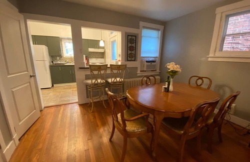 Wilkinsburg Apartamento | Oasis by Frick Park w Garage Parking and Workspace