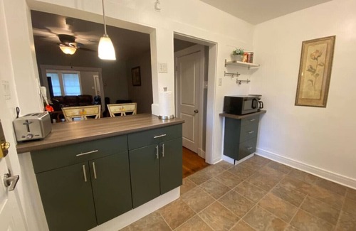 Wilkinsburg Apartamento | Oasis by Frick Park w Garage Parking and Workspace