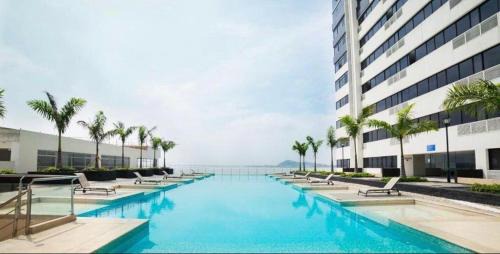Puerto Santa Ana Apartamento | Oasis céntrico: Piscina, Lago