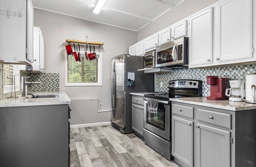 Comanche Trail Casa | Oasis Cottage! Steps to Lake Travis! Tesla Ready!