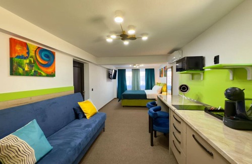 Satu Mare Apartamento | Oasis Deluxe Queen Studio by Eclectic 6