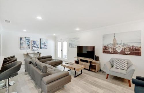 Grand Prairie Casa | Oasis Haven 5BR w Pool BBQ Gourmet Kitchen