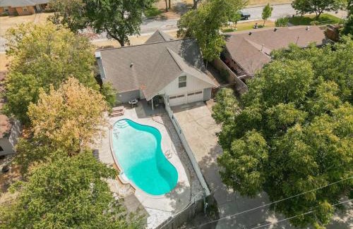 Grand Prairie Casa | Oasis Haven 5BR w Pool BBQ Gourmet Kitchen