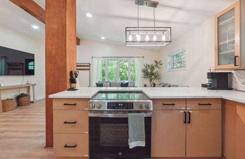 Lindridge-Martin Manor Casa | Oasis in ATL- 3BR/2BA Lux Serene Bungalow w/ Gorgeous Private Backyard and Pool